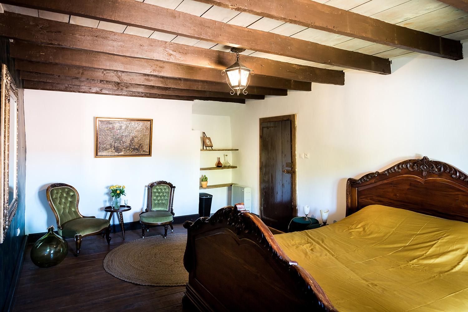 Slaapkamer met fluwelen stoelen
